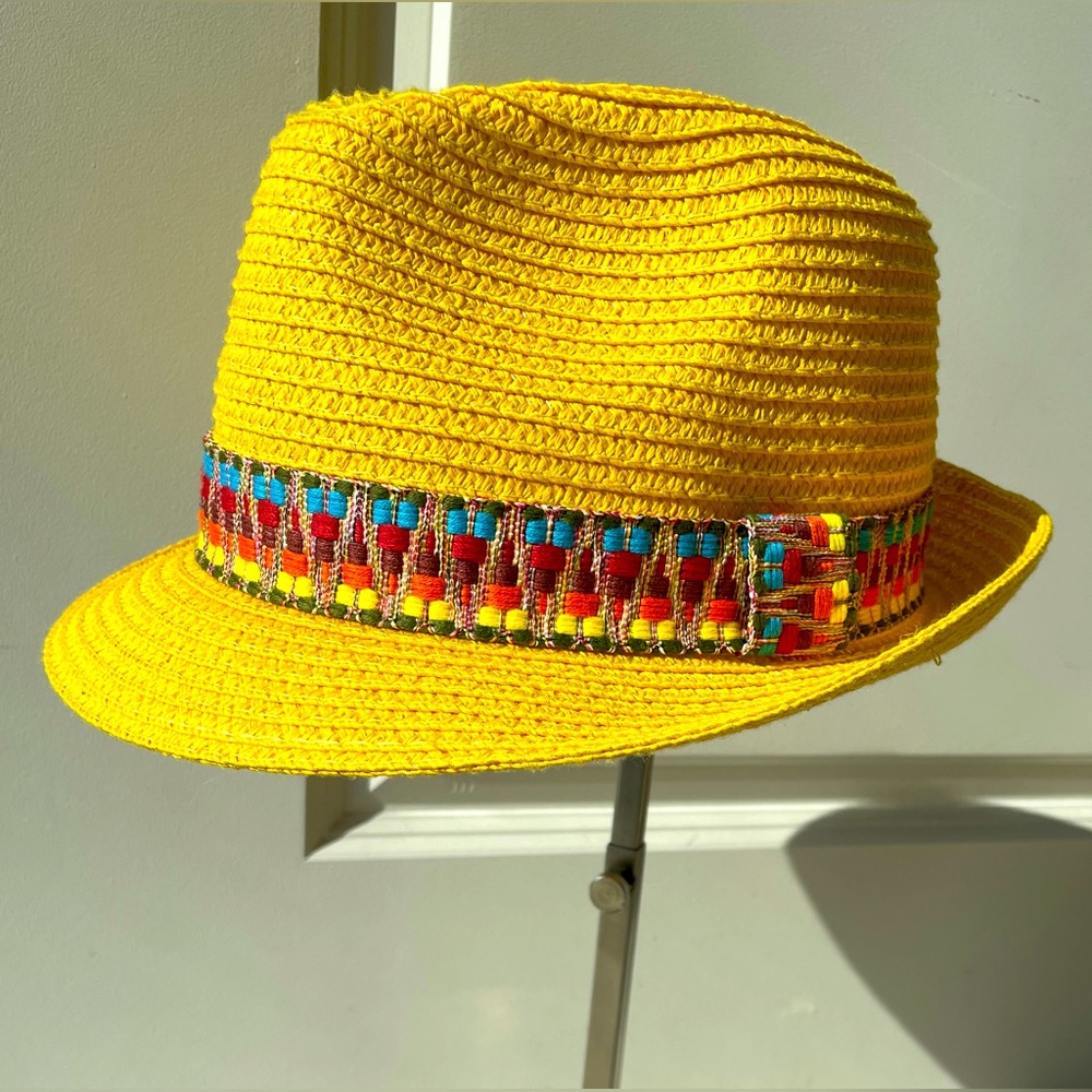 Bright & Cheery Magid Hat in Excellent Condition